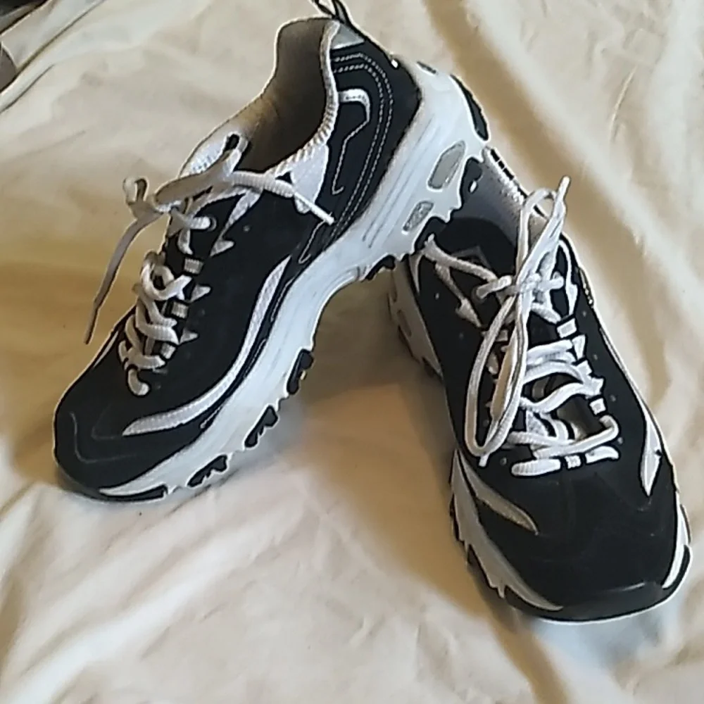Women's Skechers D'Lites black and white shoes size 6.5 Excellent shape!!! EUC😍 - Picture 1 of 8